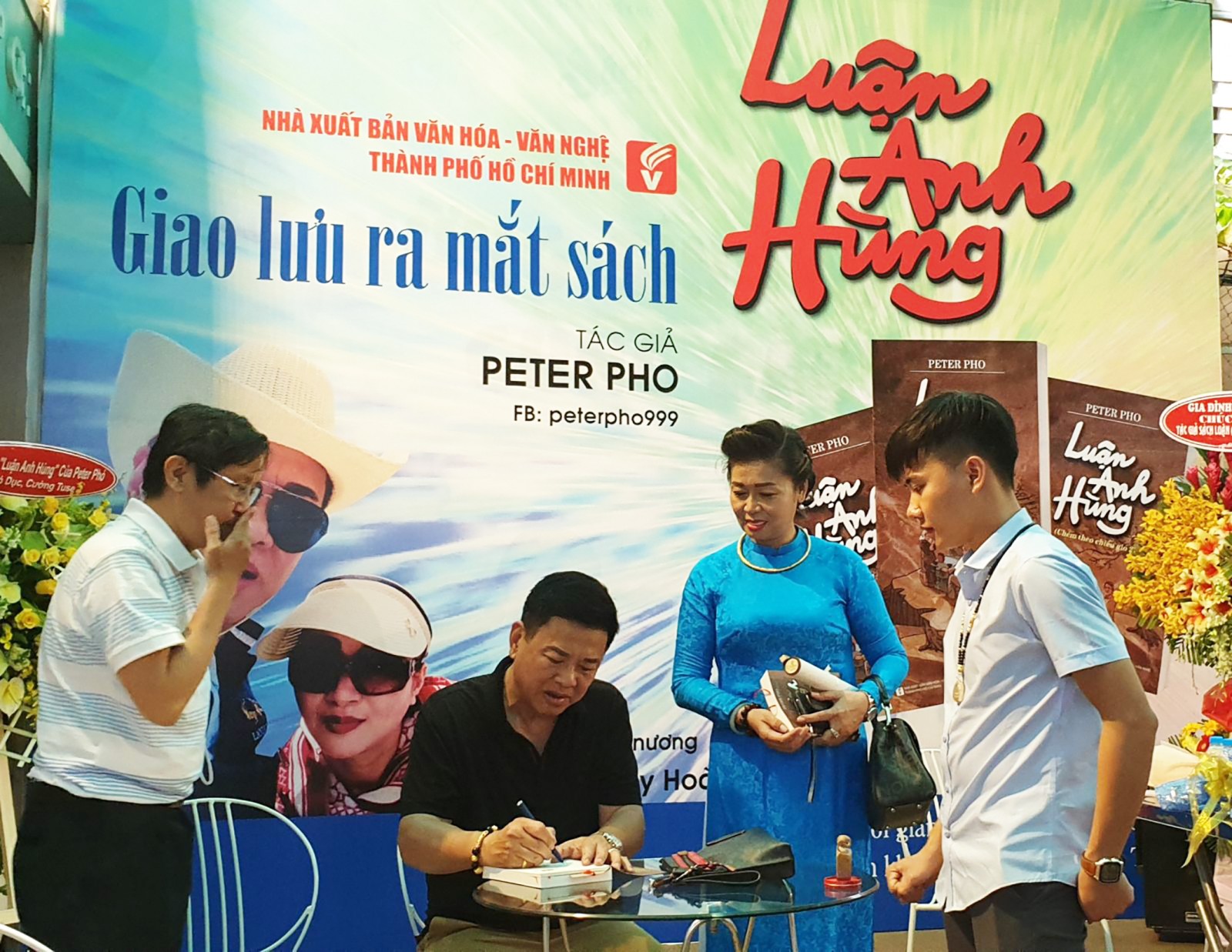 Tác giả ký tặng trong buổi ra mắt “Luận Anh Hùng” tại TP Hồ Chí Minh.