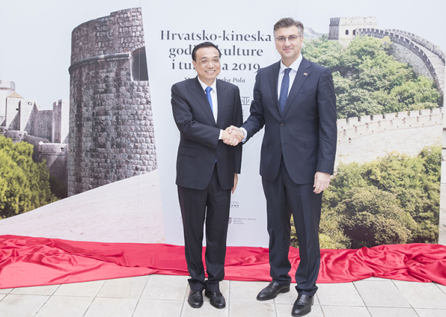 Thủ tướng Trung Quốc Lý Khắc Cường (trái) và Thủ tướng Croatia Andrej Plenkovic trong cuộc gặp hôm 10-4. Ảnh: gov.cn