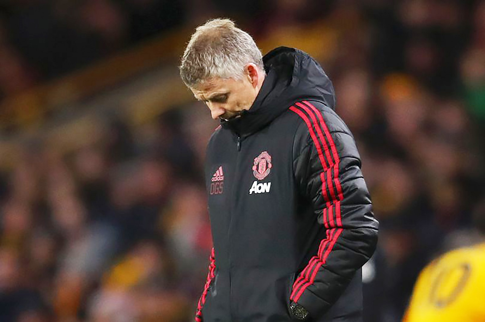 Gánh nặng tỏa sáng HLV Solskjaer buồn bã sau trận MU thua Wolves. Ảnh: Manchestereveningnews
