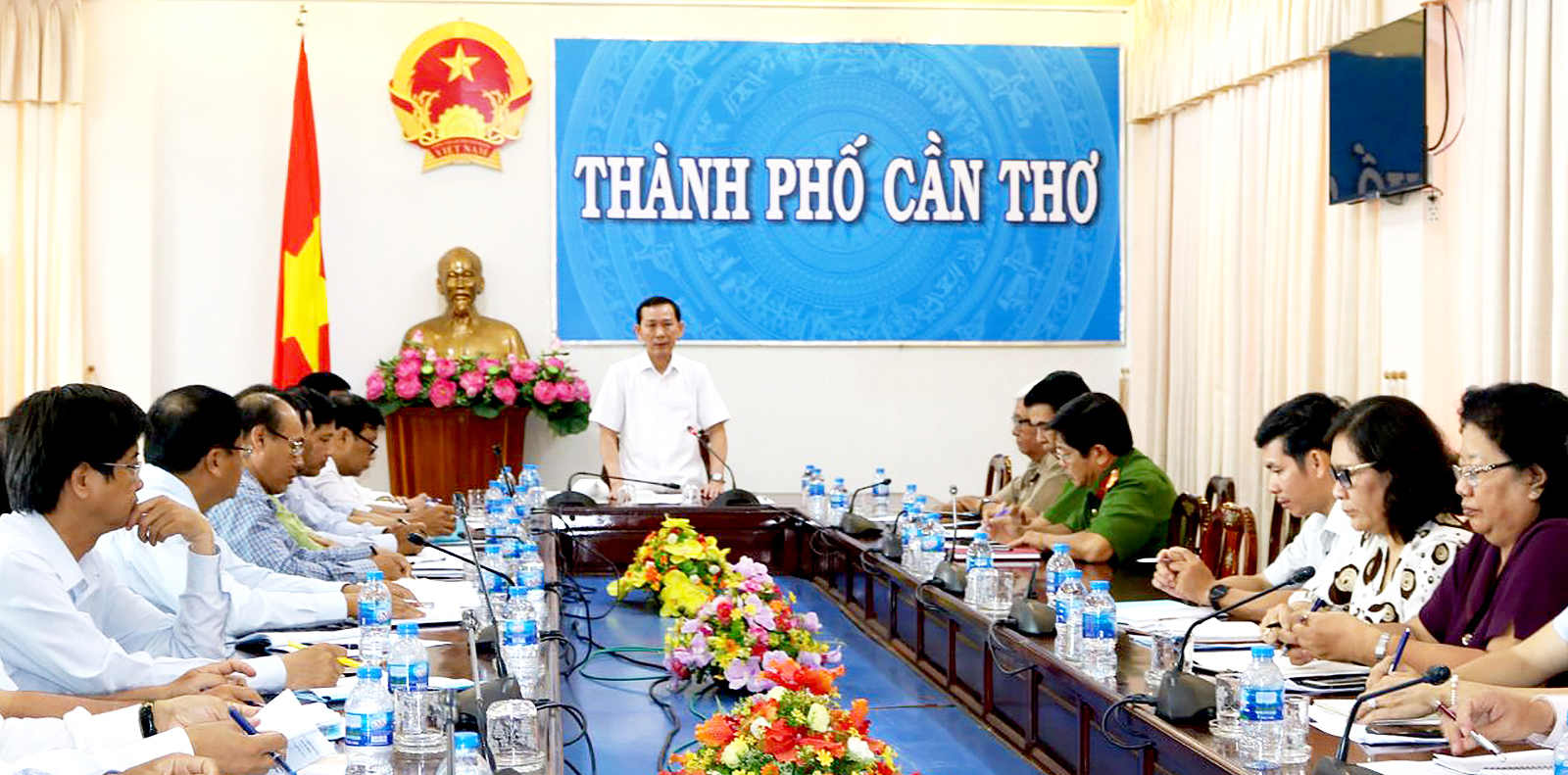 Chủ tịch UBND TP Cần Thơ Võ Thành Thống phát biểu tại cuộc họp. Ảnh: H.HOA