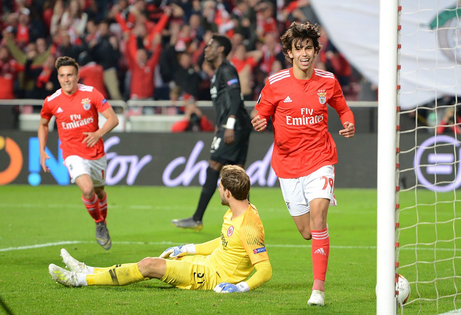 Thần đồng bóng đá mới của Bồ Đào Nha Joao Felix (phải) đang thi đấu thăng hoa trong màu áo Benfica. Ảnh: UEFA Europa League Twitter