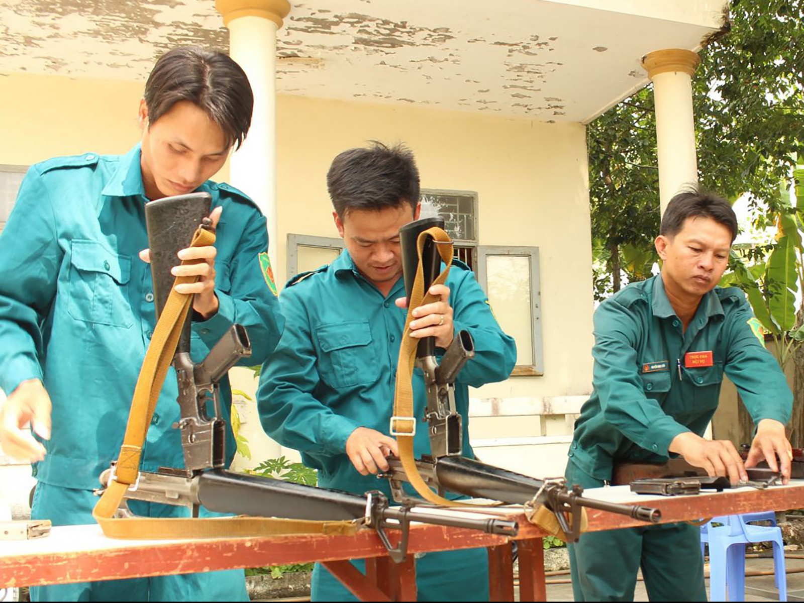 Dân quân thường trực phường Thốt Nốt bảo quản vũ khí. Ảnh: CHUNG CƯỜNG