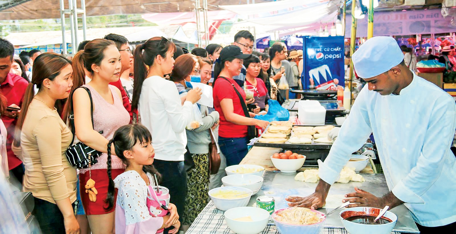 Nghệ nhân người Malaysia trình diễn làm bánh Roti truyền thống, thu hút rất đông khách. Ảnh: DUY KHÔI