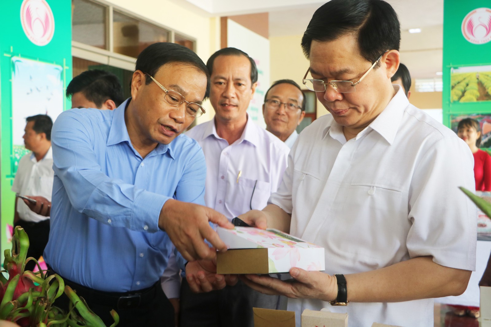 Phó Thủ tướng Vương Đình Huệ tham quan gian hàng khởi nghiệp của tỉnh Đồng Tháp. Ảnh: VÂN KHÁNH
