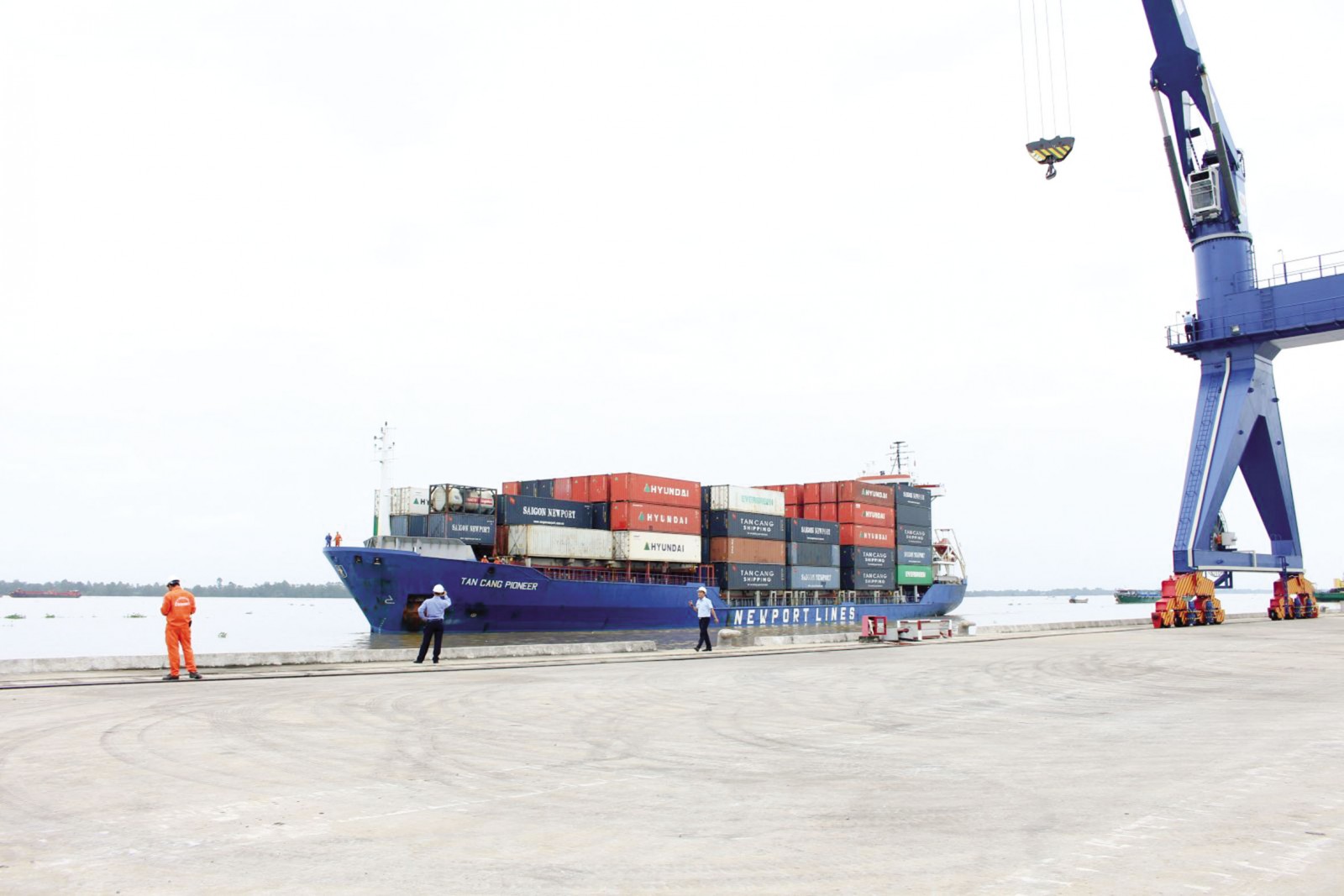 Vận tải hàng hóa bằng tàu container tại Cảng Tân Cảng Cái Cui. Ảnh: MINH HUYỀN