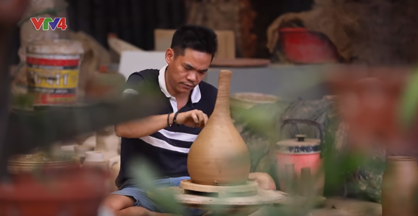 Gìn giữ bản sắc văn hóa Việt Anh Nguyễn Hồng Quang vẫn giữ nghề gốm truyền thống trong “Gốm sành Hương Canh”.