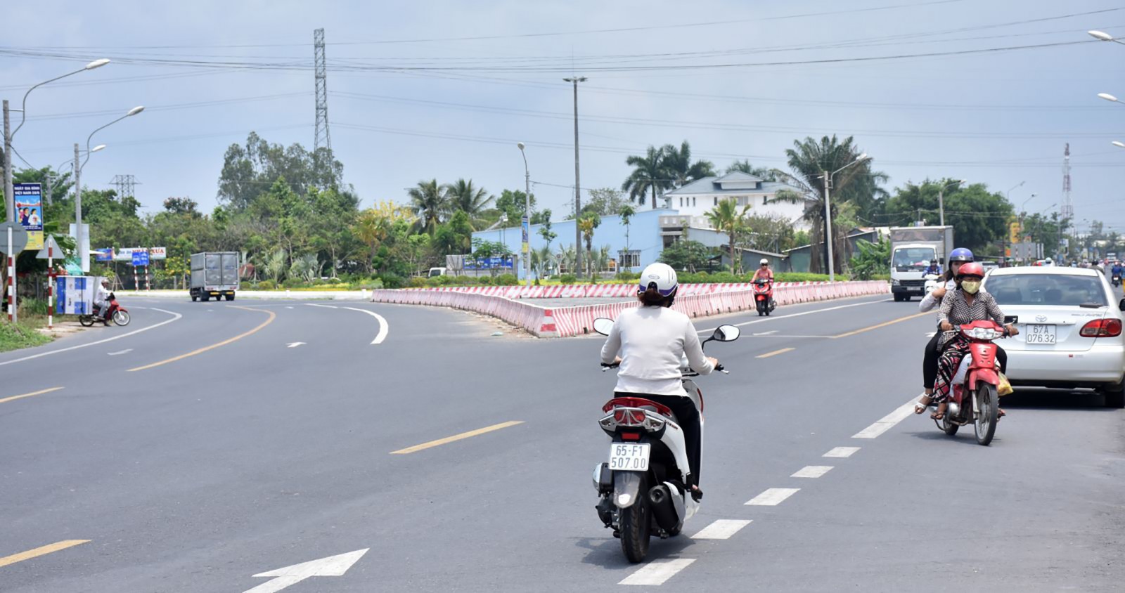 Tình hình TTATGT tại đầu tuyến đường tránh nội thị Thốt Nốt rất phức tạp. Ảnh: XUÂN ĐÀO