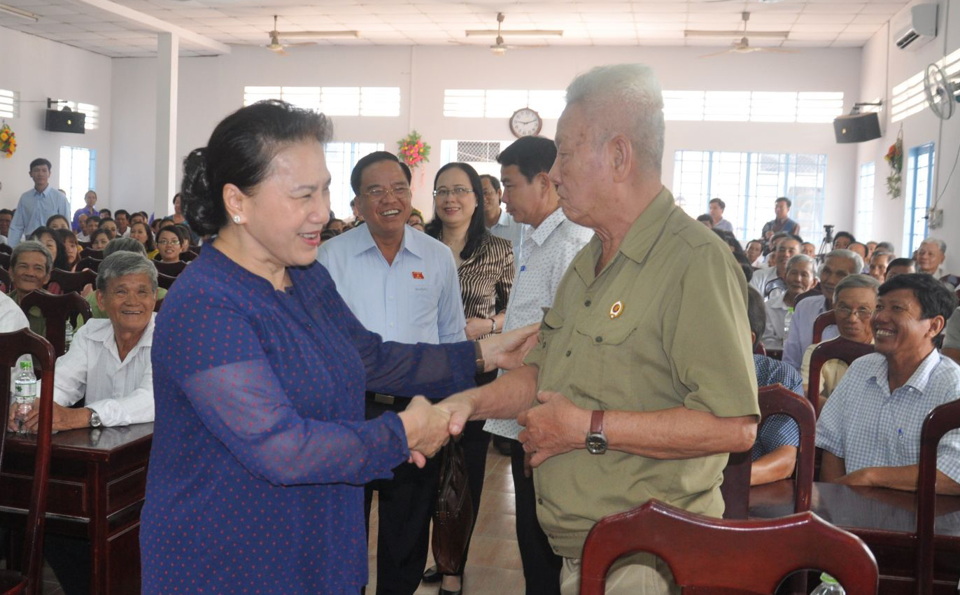 Chủ tịch Quốc hội Nguyễn Thị Kim Ngân hỏi thăm cử tri xã Nhơn Nghĩa, Ảnh: ANH DŨNG