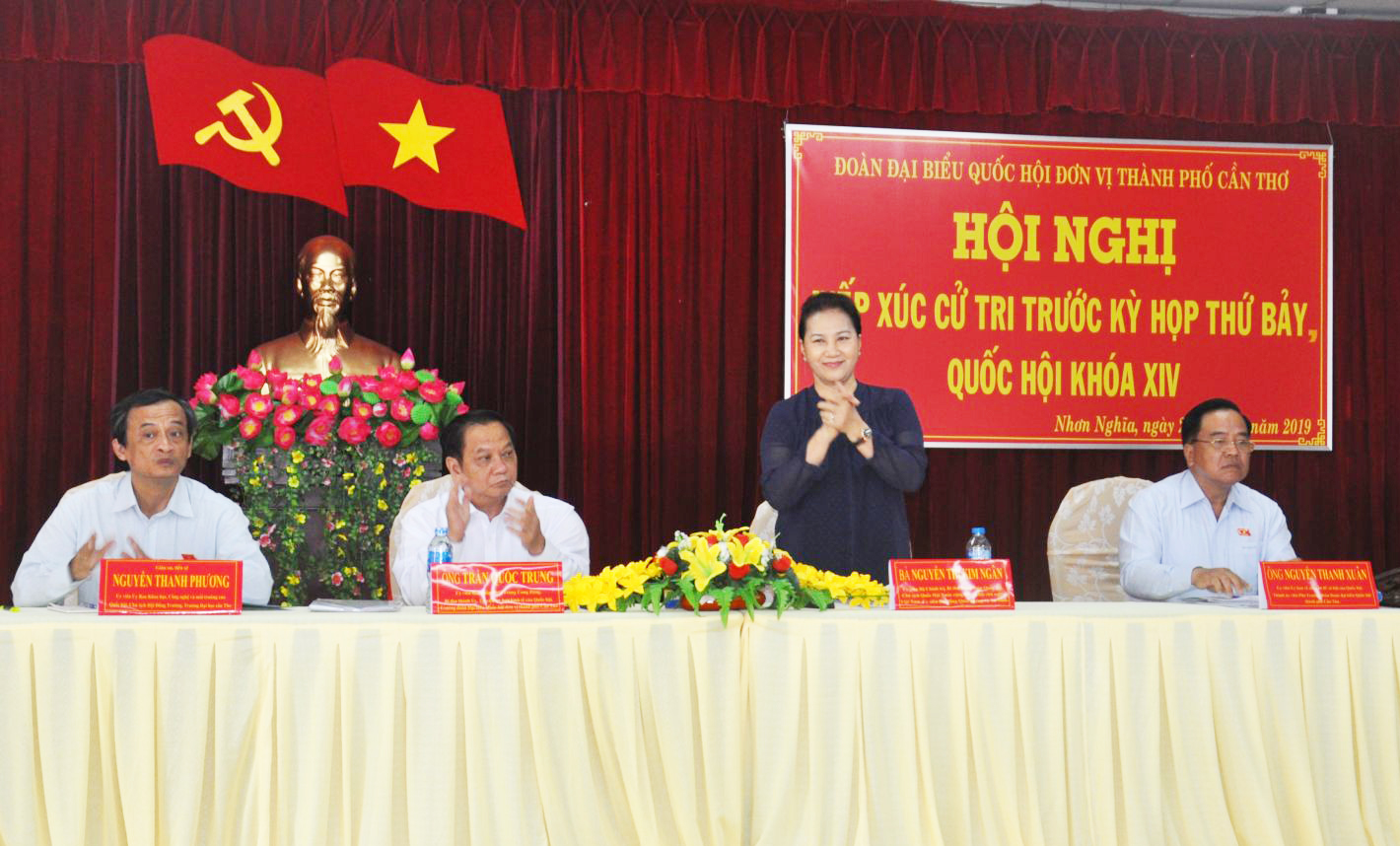 Chủ tịch Quốc hội Nguyễn Thị Kim Ngân cùng các đại biểu Quốc hội gặp gỡ cử tri xã Nhơn Nghĩa. ảnh: ANH DŨNG.