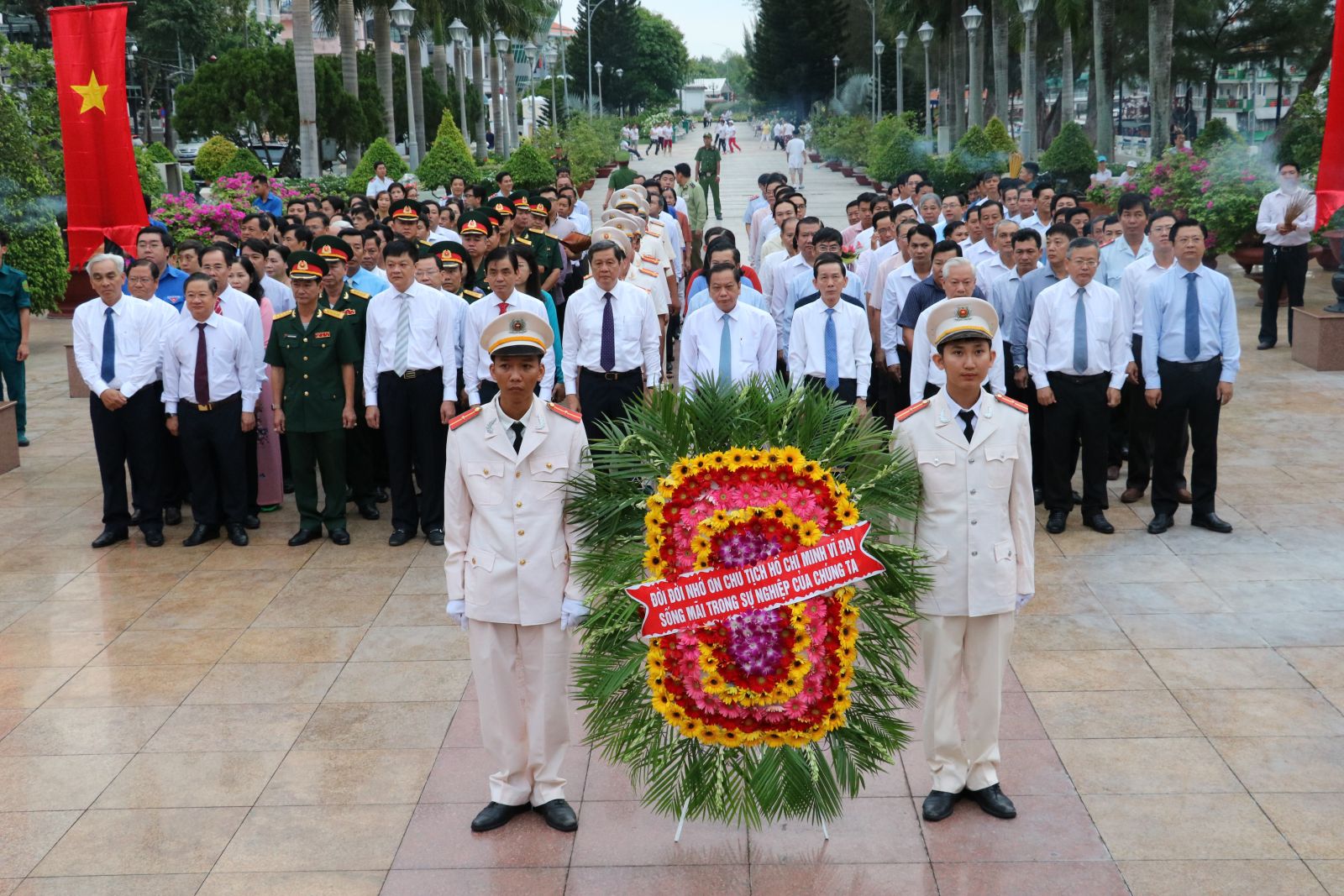 Đoàn đại biểu Quân khu 9 và TP Cần Thơ viếng và dâng hoa tại Tượng đài Chủ tịch Hồ Chí Minh.