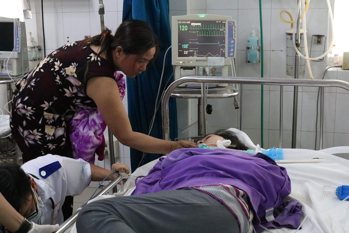  Công nhân bị ngộ độc khí gas đang điều trị tại bệnh viện. Ảnh: CTV N.H