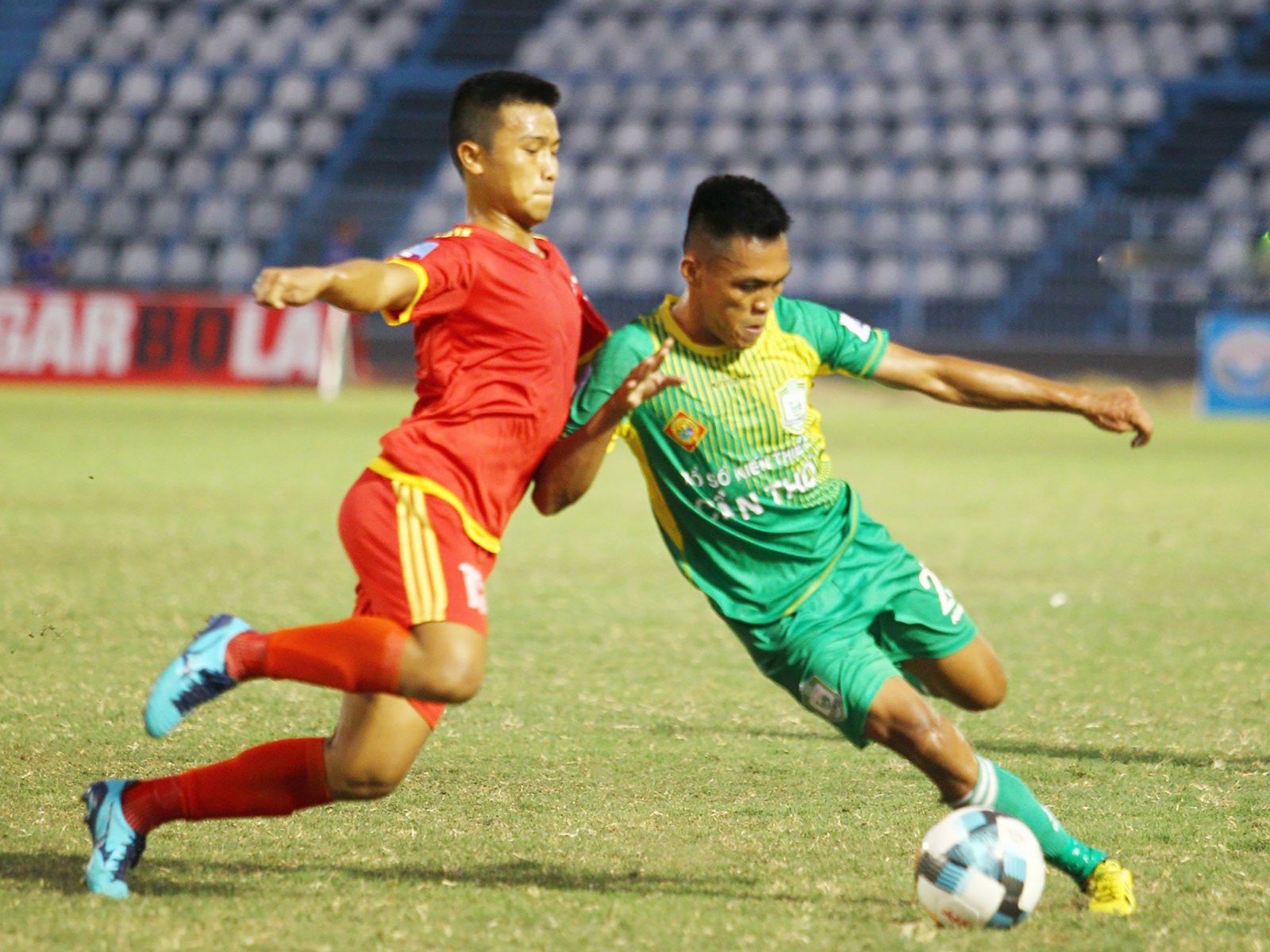 Cầu thủ Cần Thơ (phải) bỏ lỡ nhiều cơ hội trong trận đấu gặp Bình Định trên sân Cần Thơ ở vòng 2. Ảnh: NGUYỄN MINH