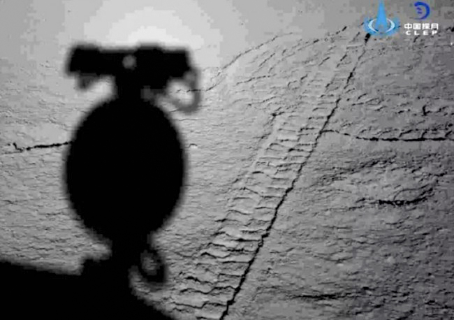 Một trong những hình ảnh về vùng tối của Mặt trăng được Yutu 2 chụp. Ảnh: Tech Times