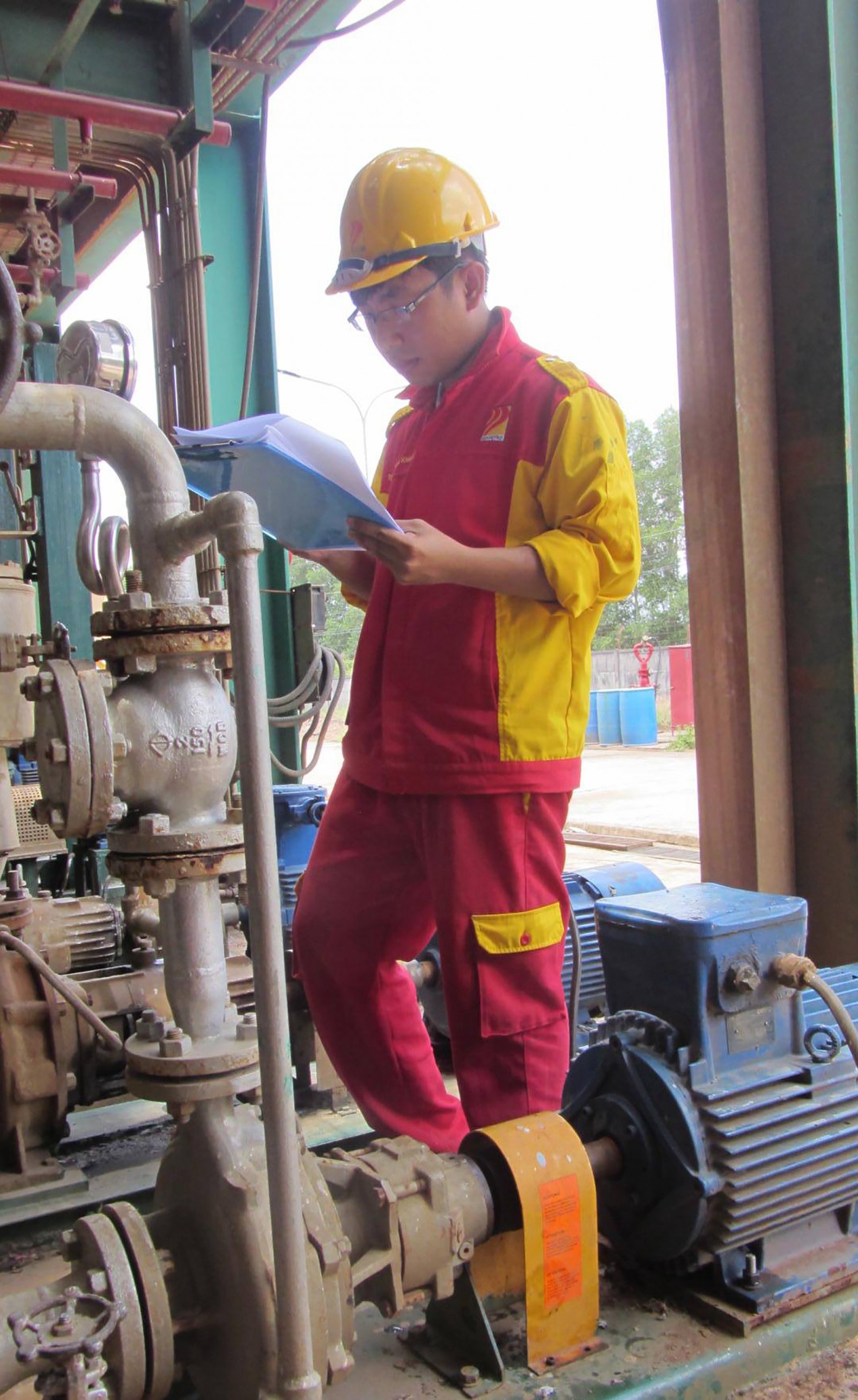Nhân viên bộ phận sản xuất của Công ty Cổ phần Lọc Hóa dầu Cần Thơ đang kiểm tra đồng hồ áp của thiết bị. Ảnh: CTV