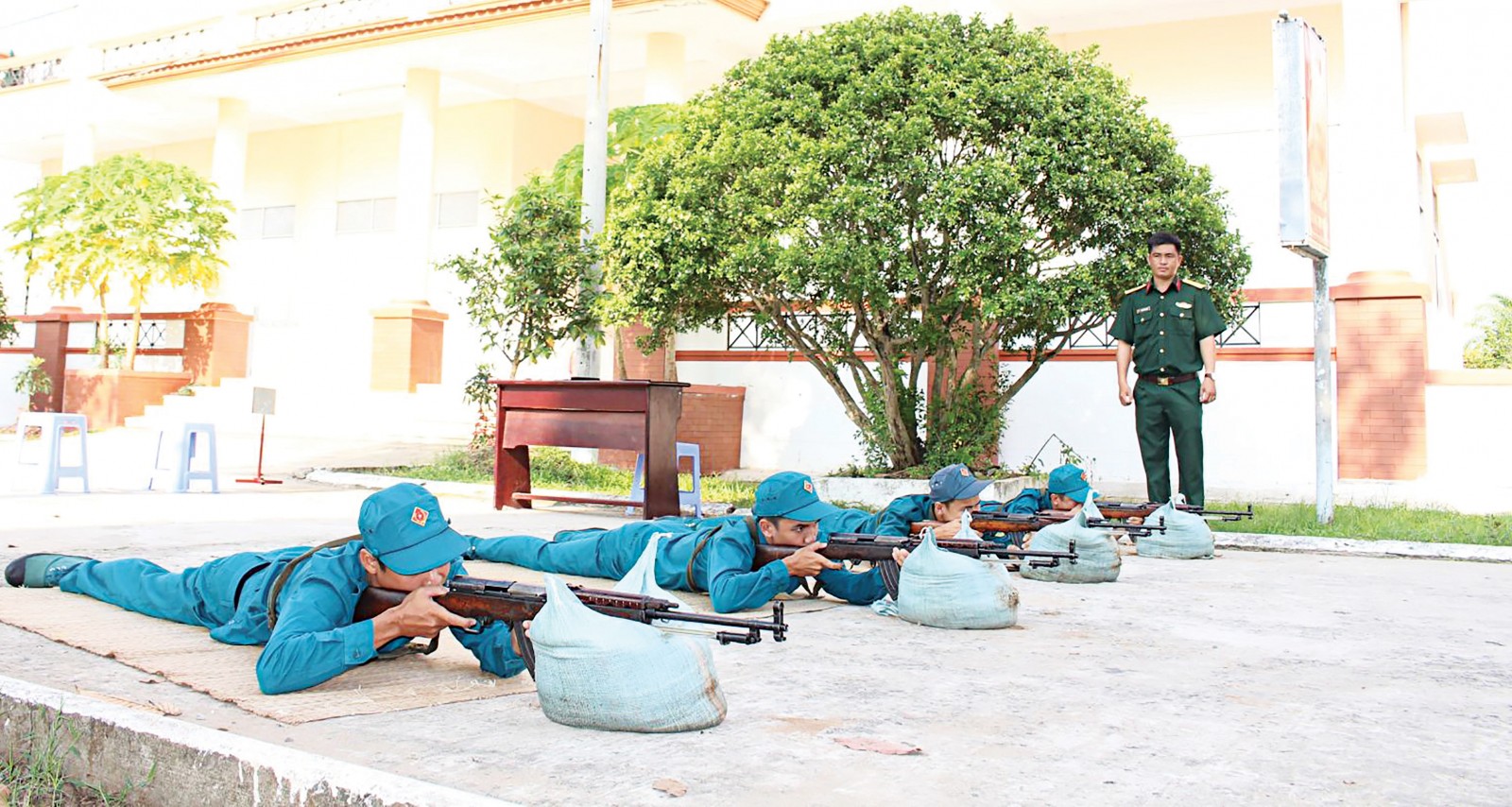 Dân quân năm thứ nhất huyện Phong Điền thi đua trong huấn luyện. Ảnh: PHẠM TRUNG