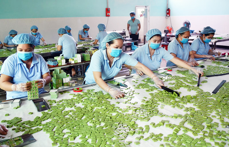 Sản xuất kẹo dừa, một thế mạnh của Bến Tre ảnh: T.Q