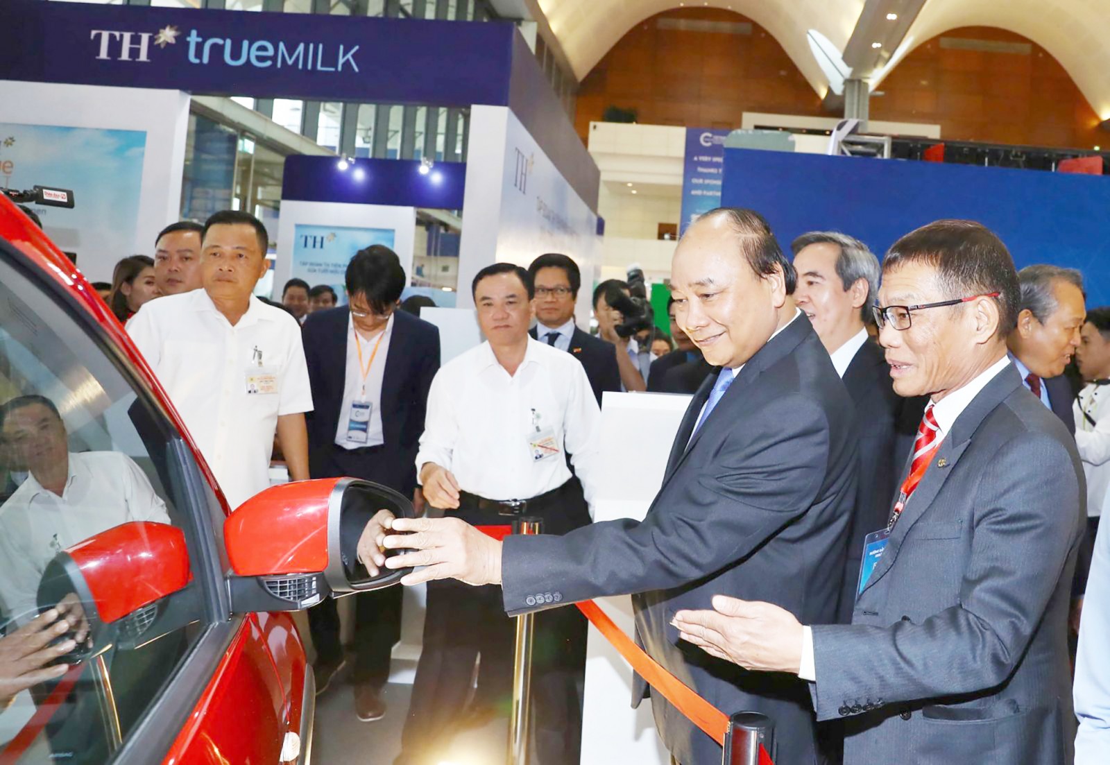 Thủ tướng Nguyễn Xuân Phúc và đại biểu tham quan các gian trưng bày tại Triển lãm Thành tựu kinh tế tư nhân. Ảnh: Thống Nhất- TTXVN