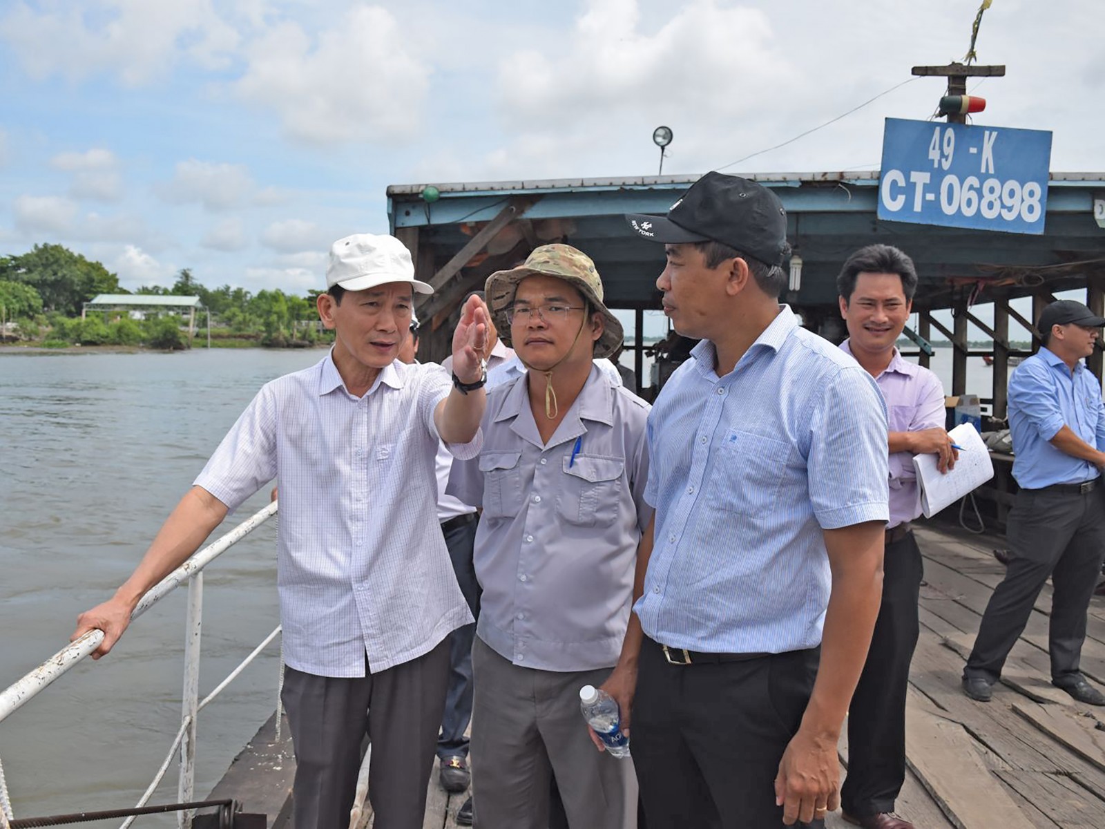 Chủ tịch UBND TP Cần Thơ Võ Thành Thống (bìa trái) kiểm tra thực địa điểm sạt lở bờ sông Ô Môn, phường Thới An, quận Ô Môn. Ảnh: T. TRINH