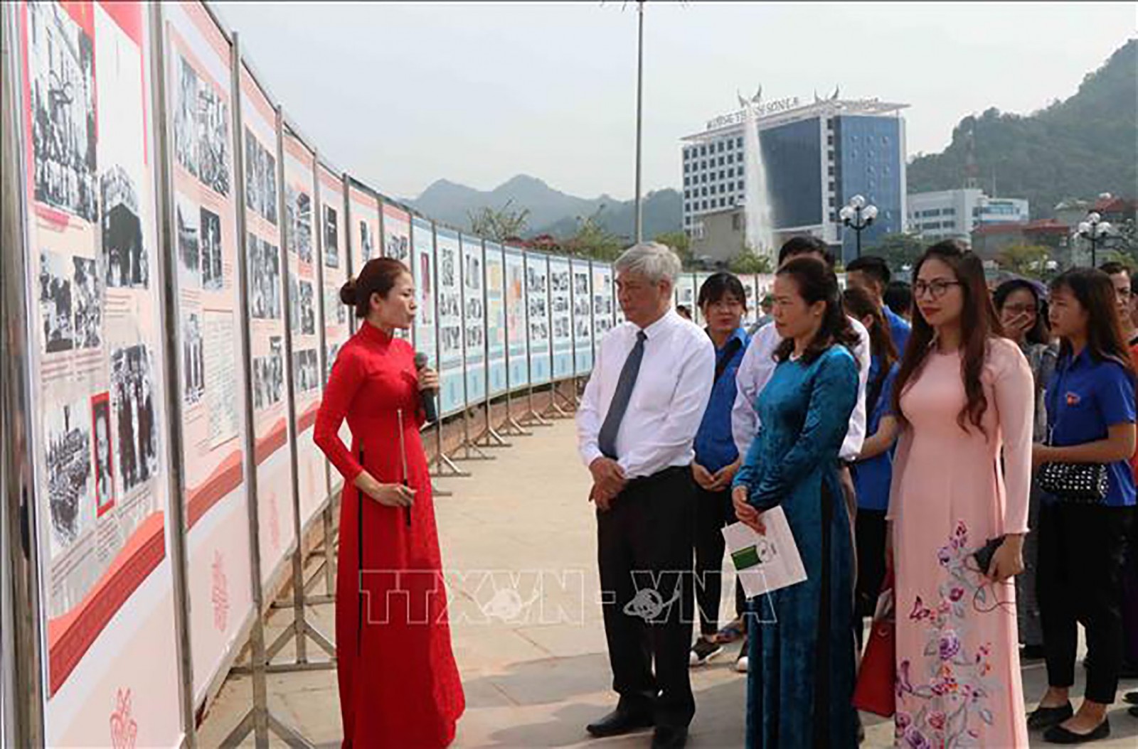 Đại biểu tham quan tại triển lãm ảnh “Bác Hồ với nhân dân các dân tộc Tây Bắc”. Ảnh: NGUYỄN CƯỜNG – TTXVN