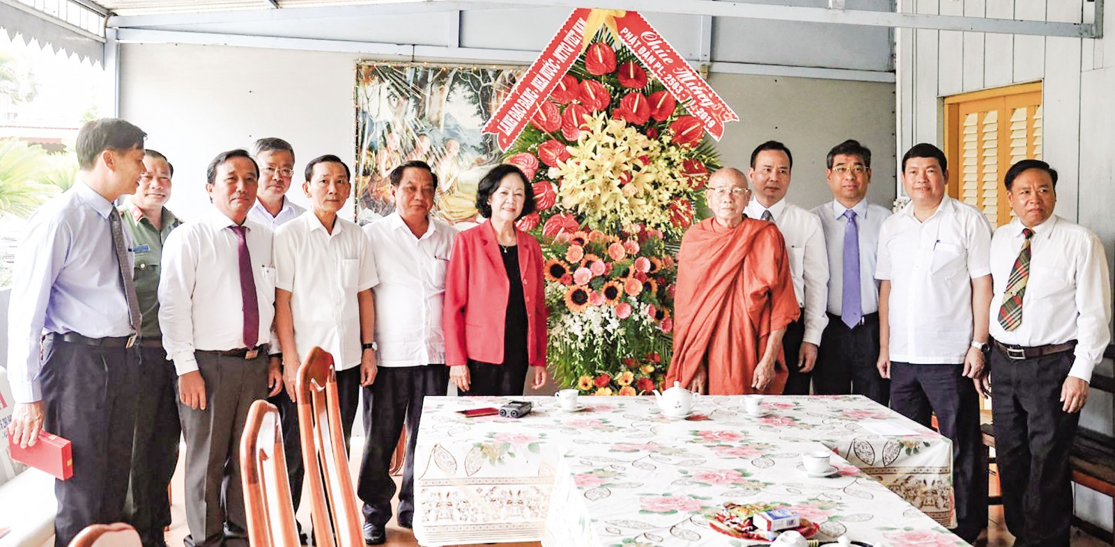 Đồng chí Trương Thị Mai, Trưởng Ban Dân vận Trung ương tặng hoa chúc mừng Hòa thượng Thích Giác Nhường. Ảnh: ANH DŨNG