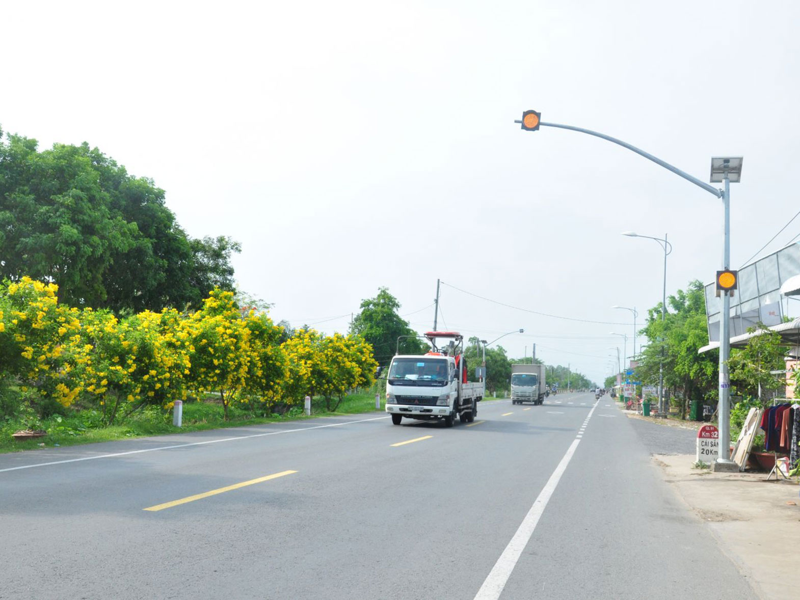 Việc phường Tân Hưng đề nghị lắp trụ đèn tín hiệu giao thông tại điểm giao giữa quốc lộ 91 với đường vào 3 trường học đã góp phần bảo đảm an toàn giao thông cho học sinh. Ảnh: ANH DŨNG