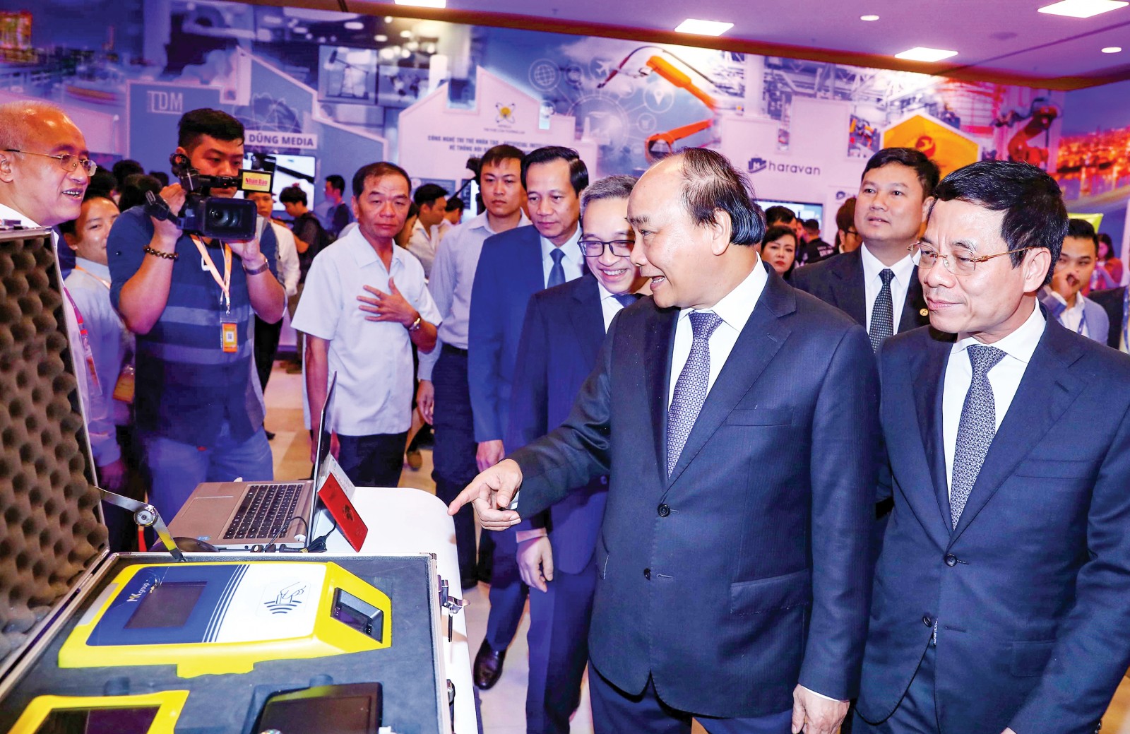 Thủ tướng Nguyễn Xuân Phúc tìm hiểu các sản phẩm công nghệ của các doanh nghiệp Việt Nam. Ảnh: THỐNG NHẤT - TTXVN