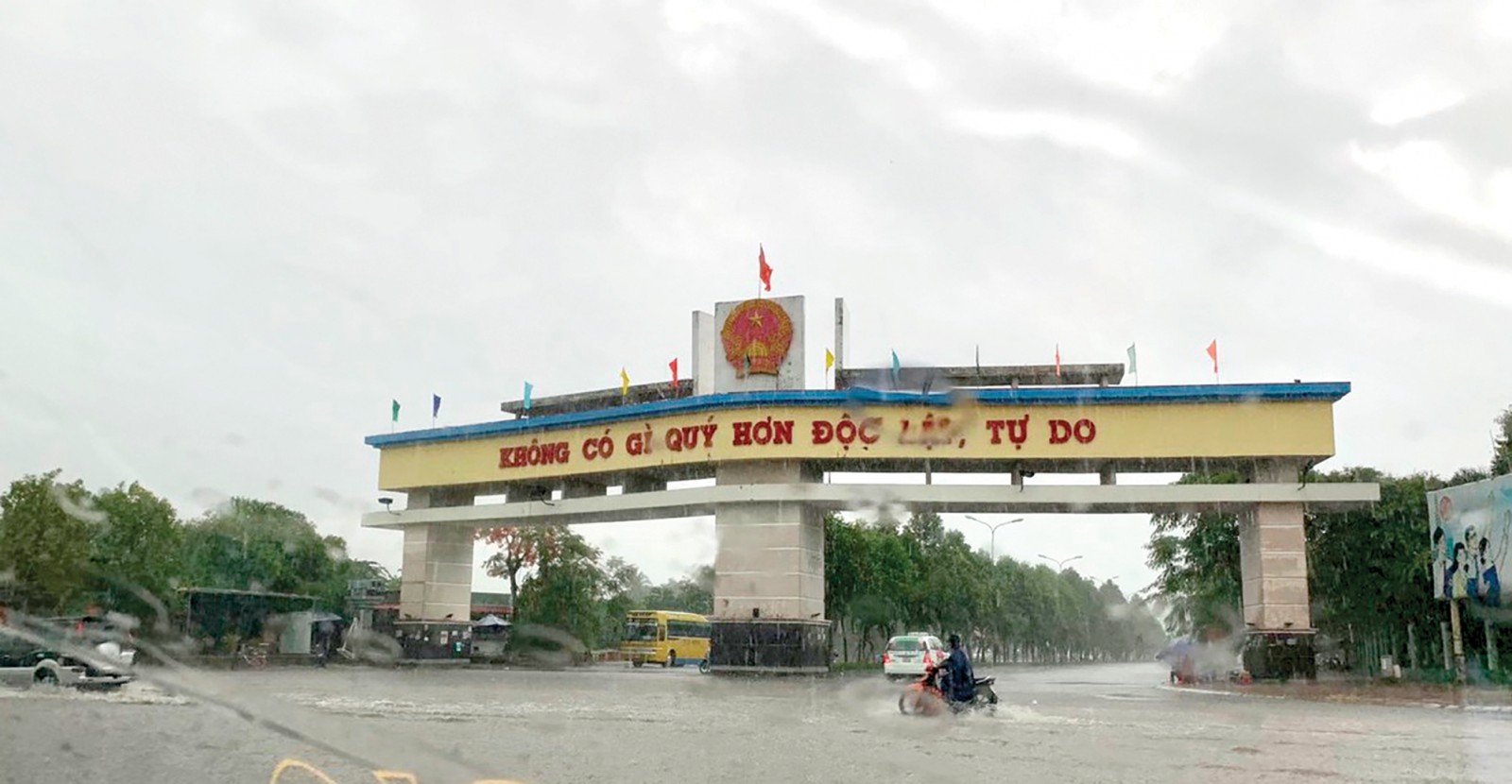 Cơn mưa lớn cuối tháng 4-2019 gây ngập nghẹt, trở ngại giao thông tại khu đô thị Nam Cần Thơ. Ảnh: VĂN THỨC