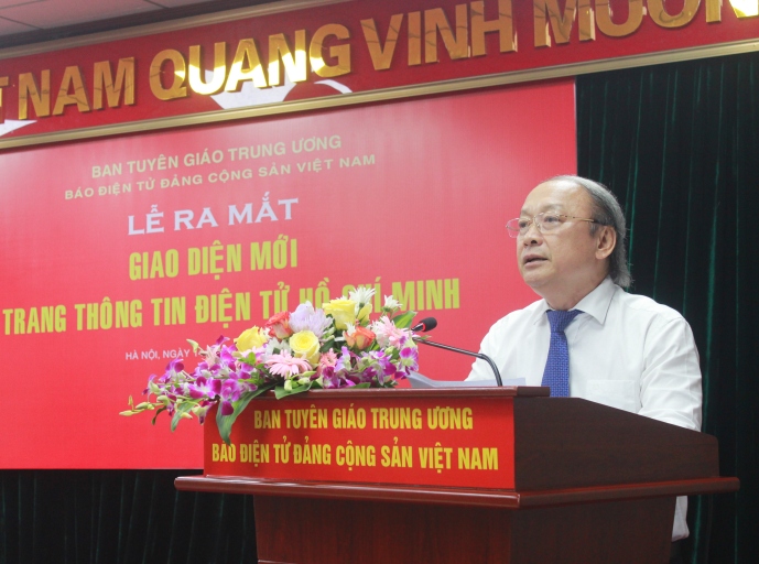 Đồng chí Võ Văn Thưởng nhấn nút phát mạng giao diện mới Trang Thông tin điện tử Hồ Chí Minh