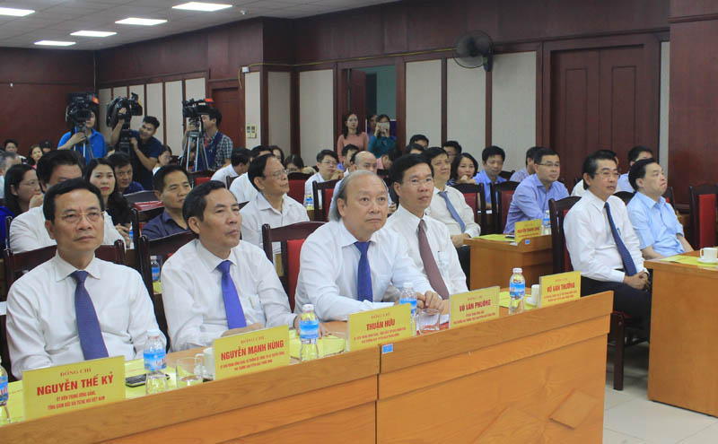 Đồng chí Võ Văn Thưởng nhấn nút phát mạng giao diện mới Trang Thông tin điện tử Hồ Chí Minh