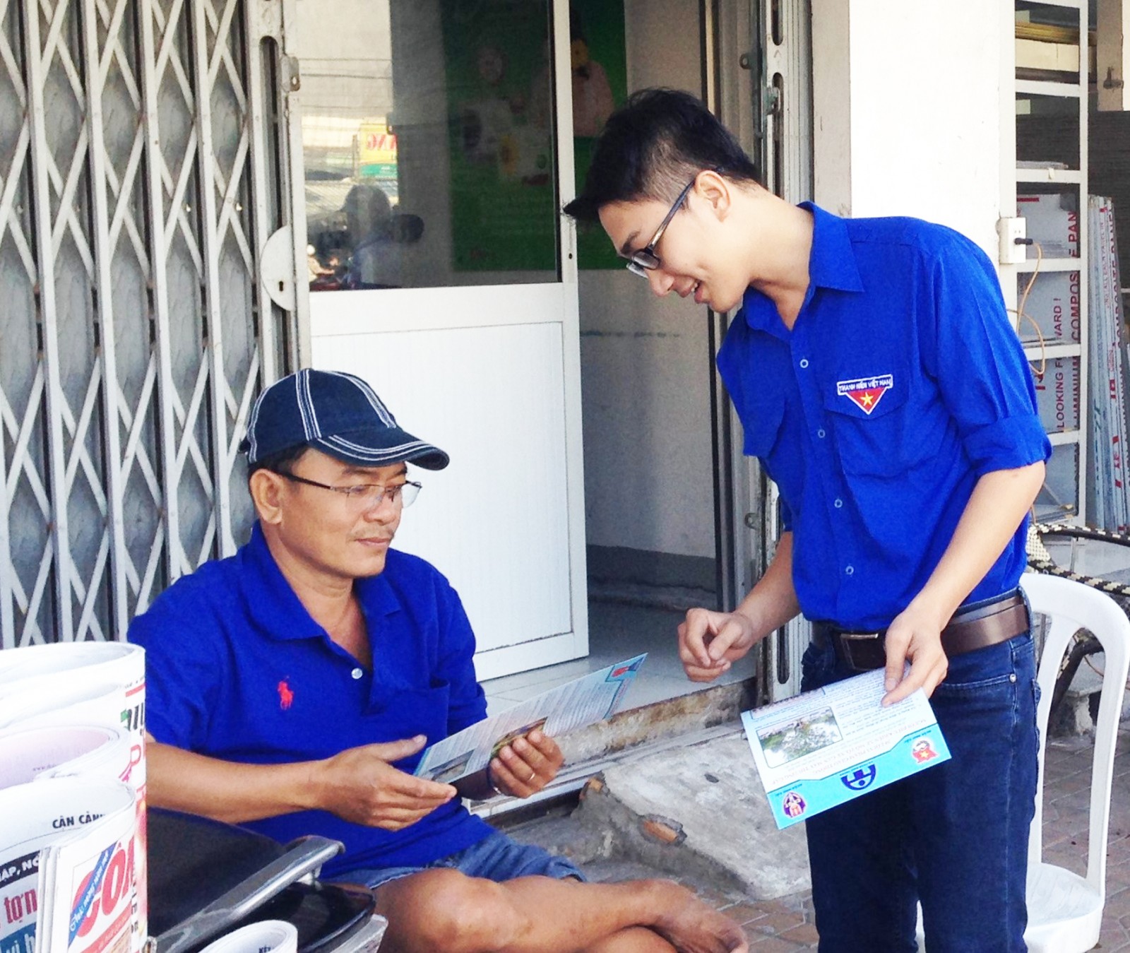 Đoàn viên quận Ninh Kiều tình nguyện phát tờ rơi tuyên truyền các quy định về ATGT cho người dân trên địa bàn. Ảnh: TÚ ANH