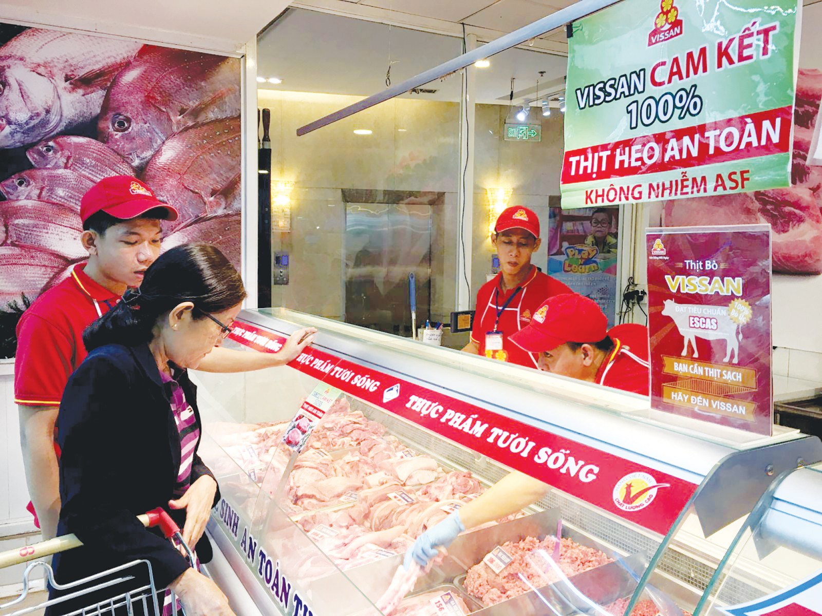 Người tiêu dùng mua thịt heo tại quầy kinh doanh thịt tươi của Công ty Vissan ở Siêu thị Co.opmart Cần Thơ. Ảnh: KHÁNH NAM