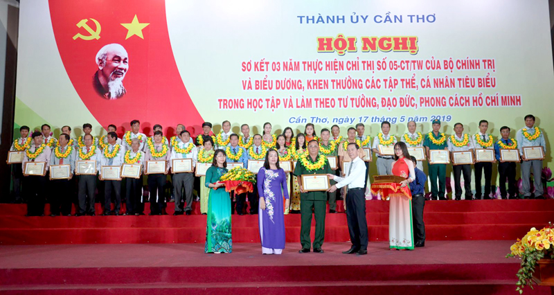 Tiếp tục đẩy mạnh việc học tập và làm theo tư tưởng, đạo đức, phong cách Hồ Chí Minh bằng nhiều việc làm, hành động thiết thực