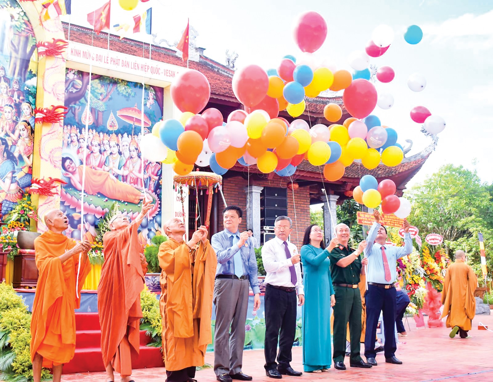 Các đồng chí lãnh đạo TP Cần Thơ cùng Chư tôn Giáo phẩm thả bong bóng cầu hòa bình. Ảnh: KIM XUÂN