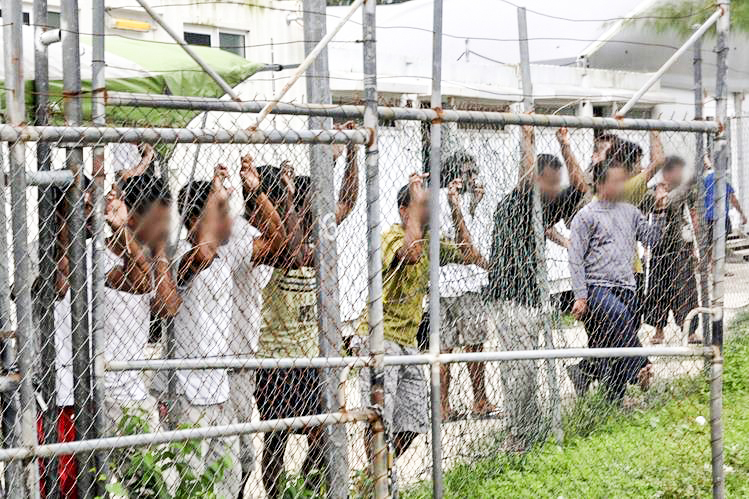 Người nhập cư bị giam giữ trên đảo Manus.