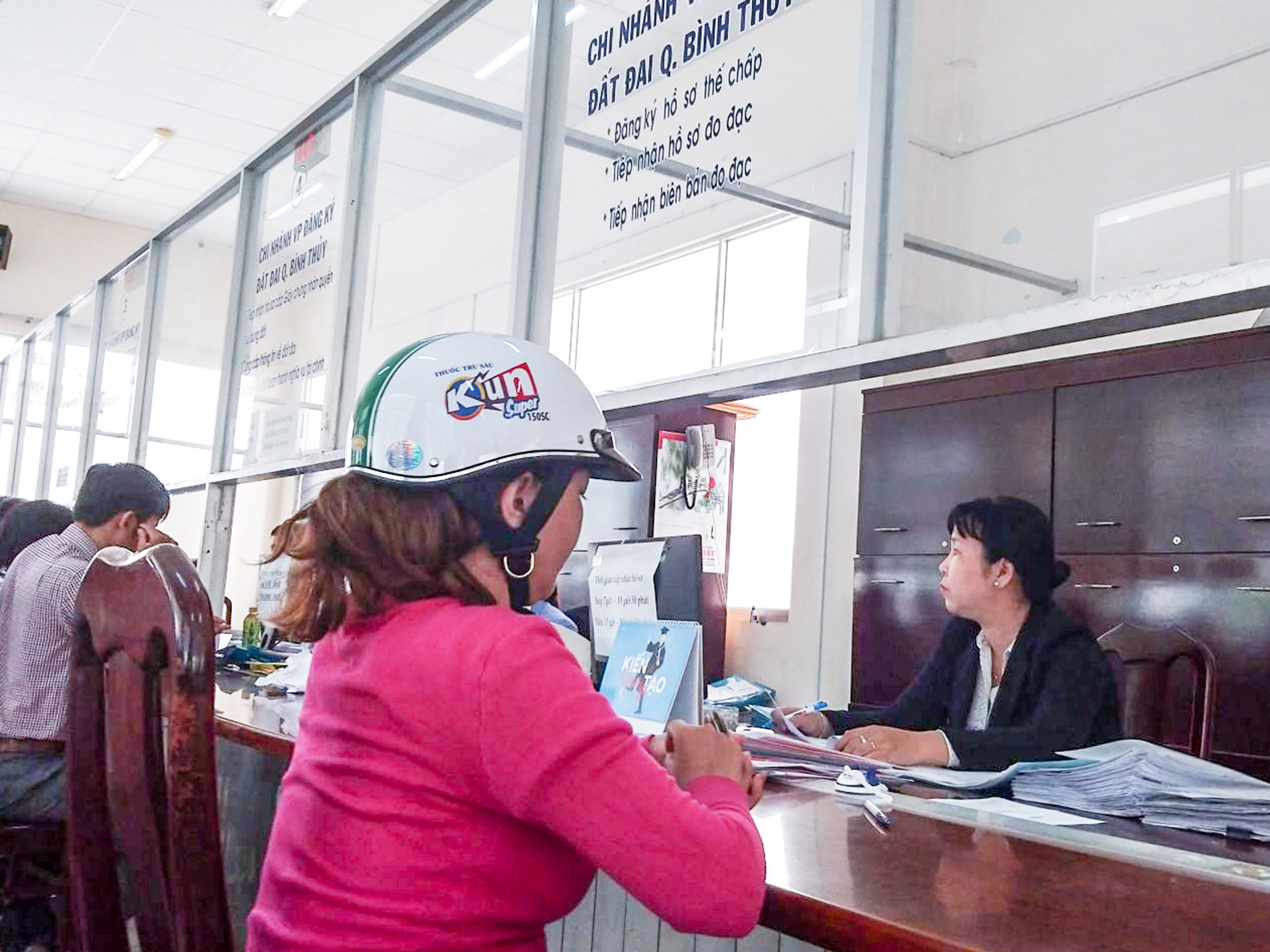Cải thiện môi trường đầu tư
vì lợi ích của doanh nghiệp Người dân thực hiện thủ tục hành chính tại Bộ phận một cửa, UBND quận Bình Thủy. Ảnh: MINH HUYỀN