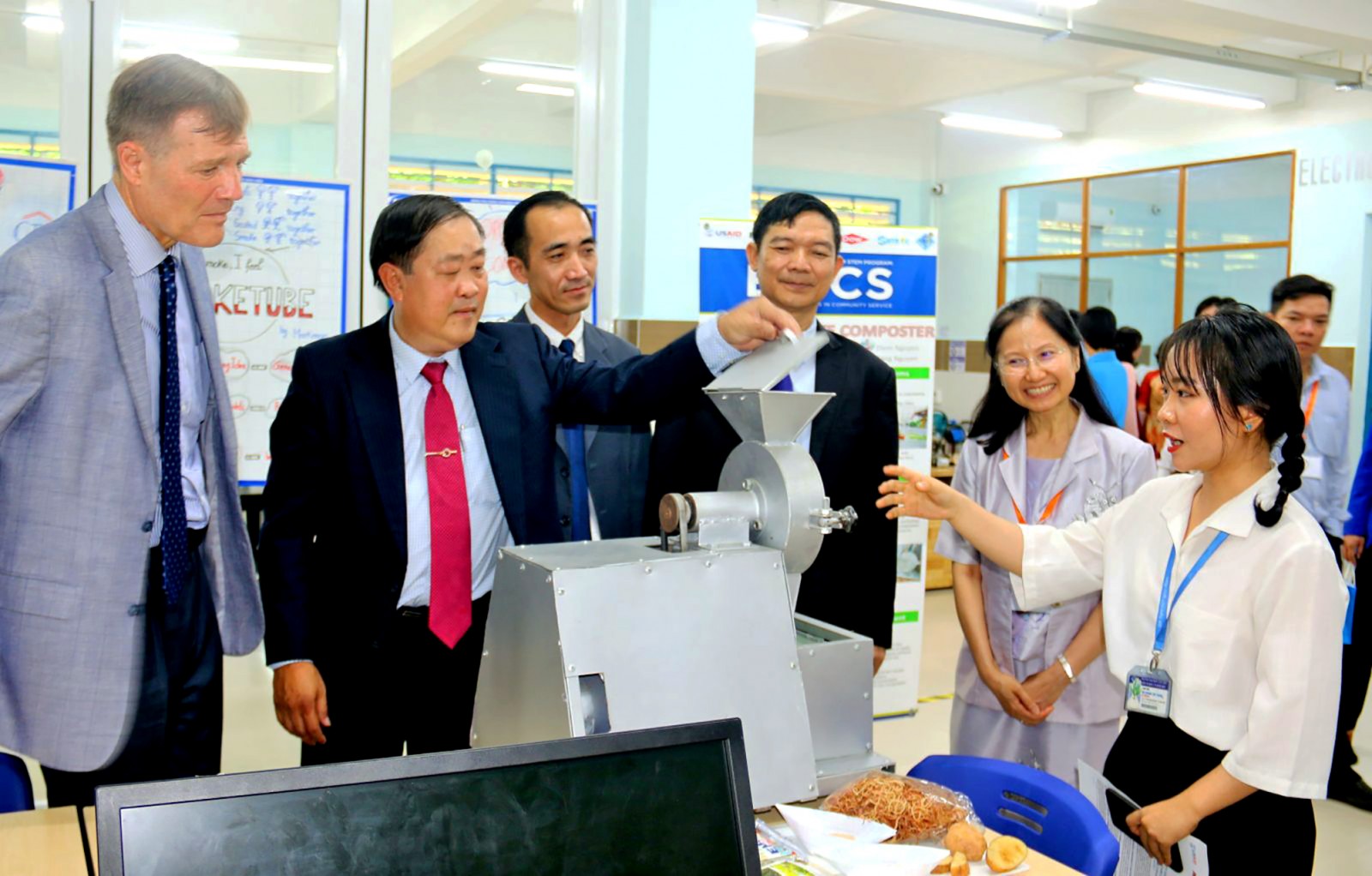 Hầu hết các giải pháp dự thi đều được ứng dụng và chuyển giao, mang lại hiệu quả kinh tế Sinh viên giới thiệu giải pháp kỹ thuật tại Không gian Đổi mới dành cho nhà sáng chế tại Trường Đại học Cần Thơ - nơi ươm mầm sáng tạo kỹ thuật trong sinh viên. Ảnh: DUY KHÔI