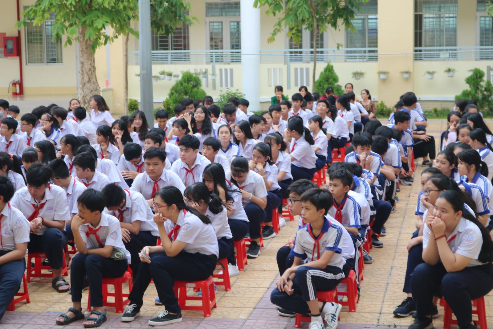 Học sinh Trường THCS An Khánh dự buổi truyền thông phòng chống BLHĐ vào ngày 21-5. Ảnh: B.KIÊN