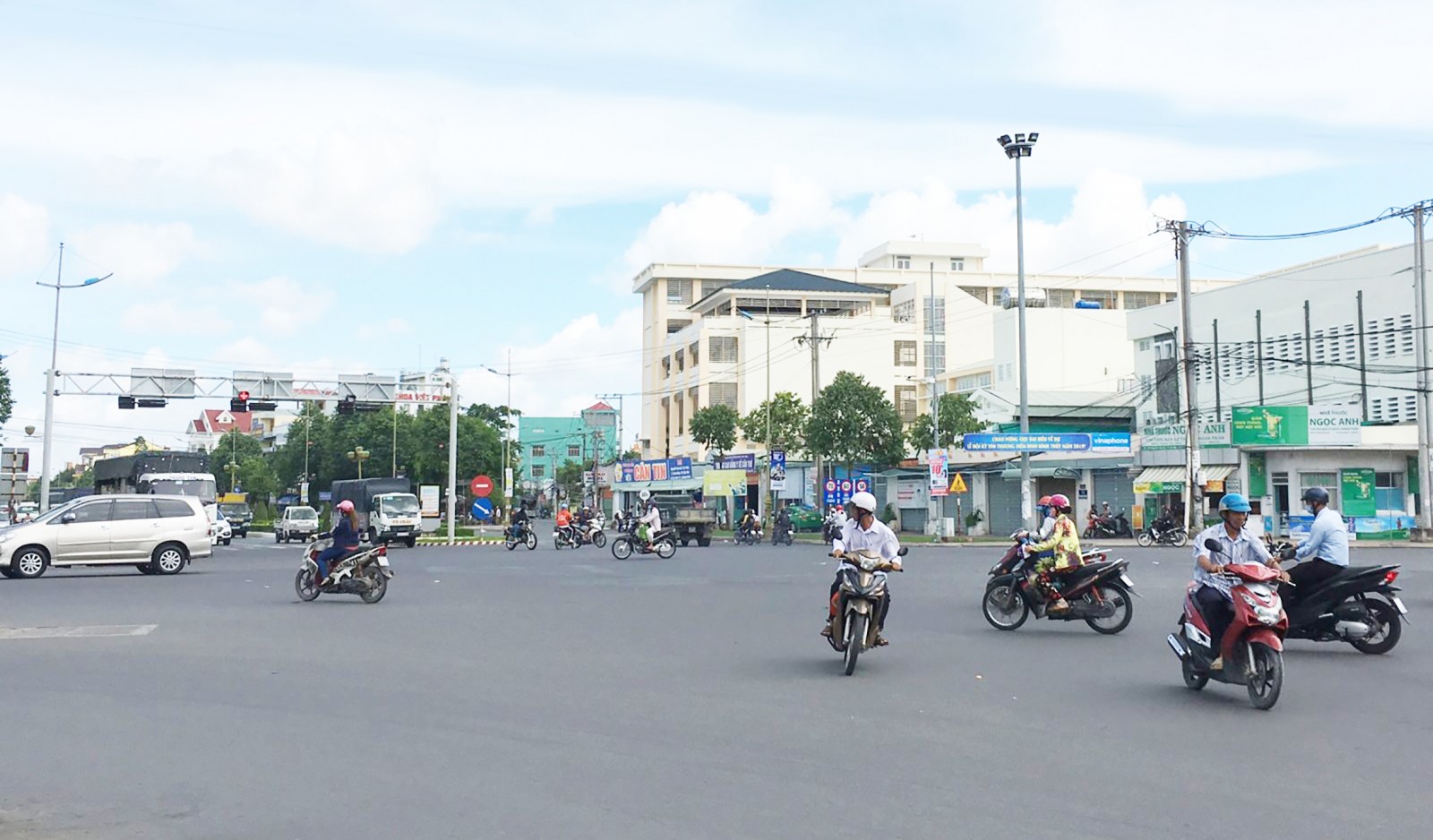 Xe lưu thông tại nút giao đường Võ Văn Kiệt - đường Nguyễn Văn Cừ. Ảnh: TRẦN VŨ TRỌNG