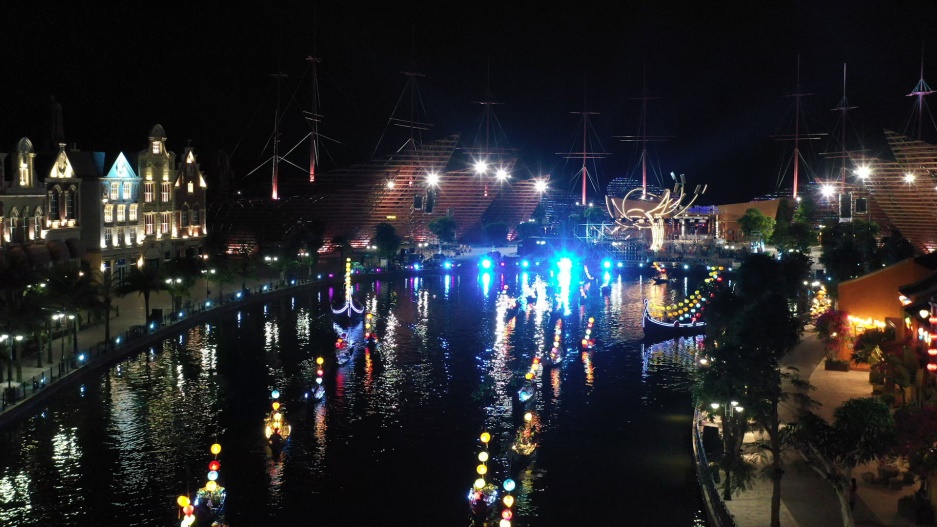 Bạn nhỏ các nước lạc lối trên đảo dân gian tại Vinpearl Land Nam Hội An