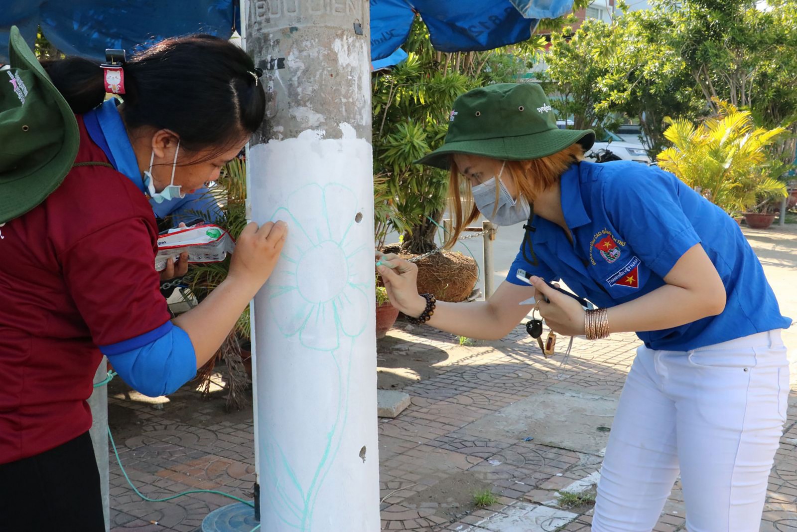 Sôi nổi hè tình nguyện Đoàn viên phường Bùi Hữu Nghĩa, quận Bình Thủy sơn, vẽ tranh trên các cột điện, góp phần tạo vẻ mỹ quan đô thị. Ảnh: QUỐC THÁI