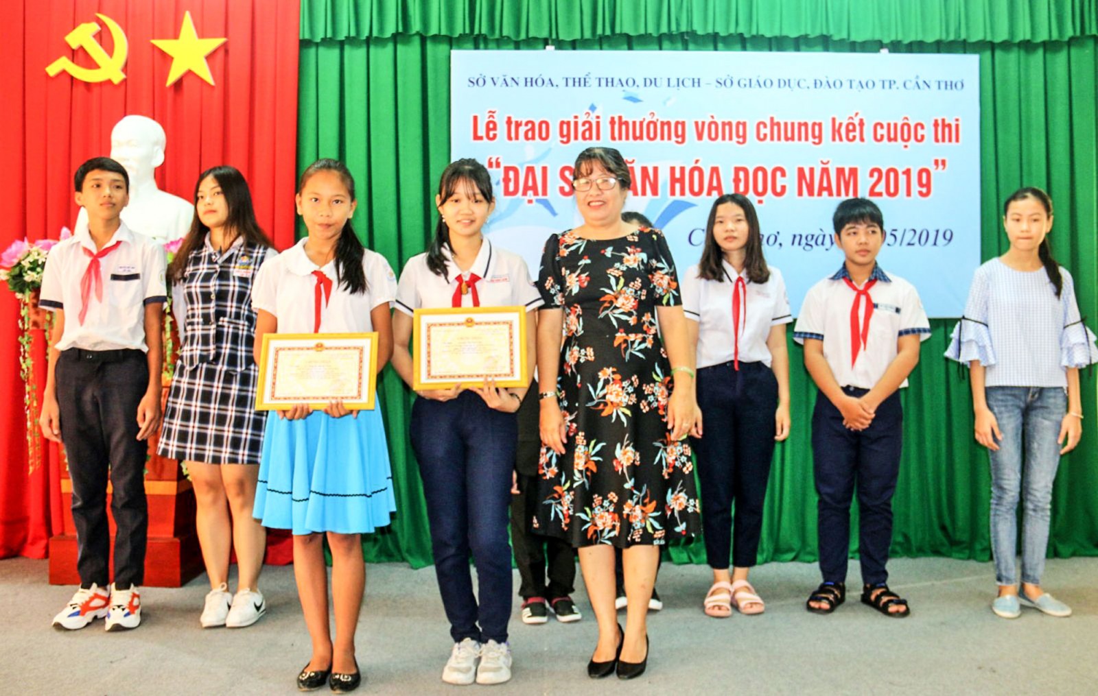 “Bỏ điện thoại xuống
và cầm quyển sách lên”… Bà Phan Thị Thùy Giang, Giám đốc Thư viện TP Cần Thơ, trao thưởng cho các em đoạt giải. Ảnh: ĐĂNG HUỲNH