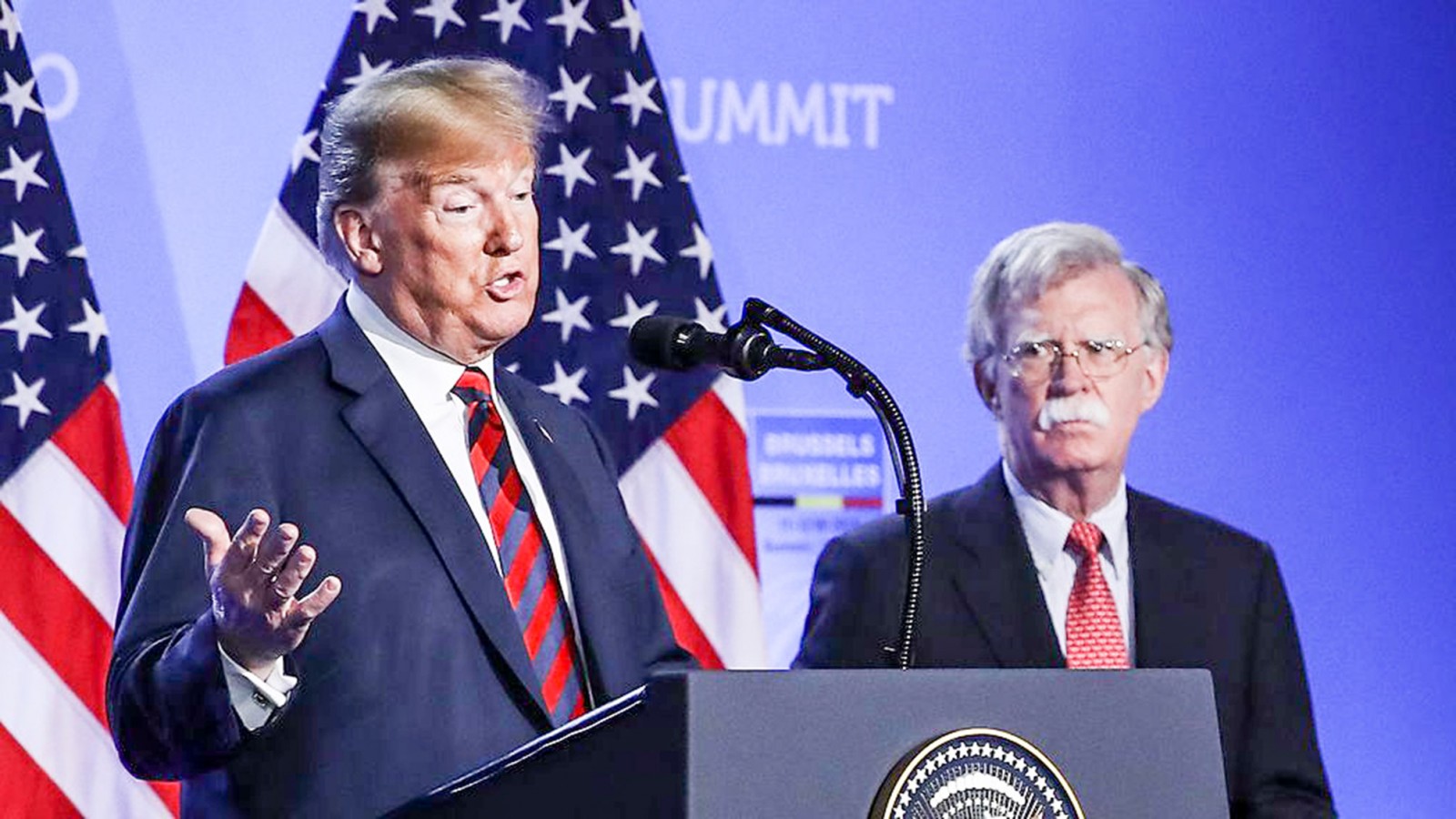 Tổng thống Trump (trái) bên cạnh Cố vấn Bolton. Ảnh: Getty Images