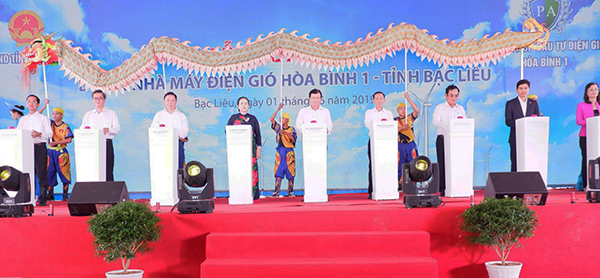 Lãnh đạo Chính phủ, Bộ TN&MT, lãnh đạo tỉnh Bạc Liêu, chủ đầu tư nhấn nút khởi công nhà máy điện gió.