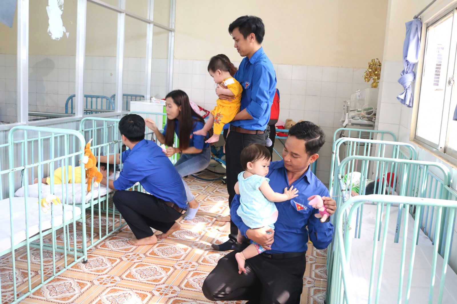 Các đoàn viên Đoàn cơ sở Bệnh viện Huyết học - Truyền máu TP Cần Thơ thăm các trẻ được nuôi dưỡng tại Trung tâm Công tác xã hội thành phố. Ảnh: H.Hoa