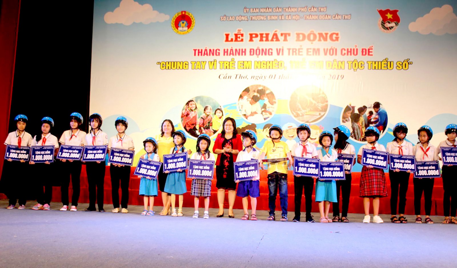 Lãnh đạo UBND TP Cần Thơ và Sở Lao động- Thương binh và Xã hội thành phố trao học bổng cho trẻ em nghèo. Ảnh: Q.LAM