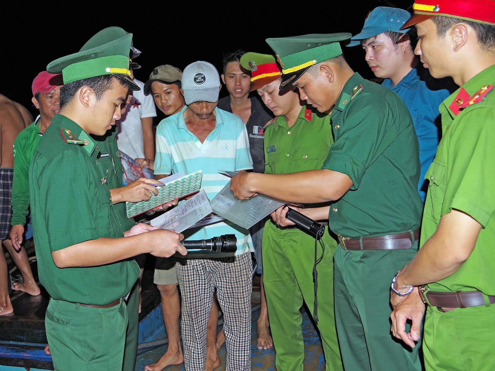 Lực lượng Biên phòng phối hợp cùng công an, quân sự huyện Phú Quốc tiến hành kiểm tra giấy tờ các ngư dân đánh bắt trên vùng biển Kiên Giang.