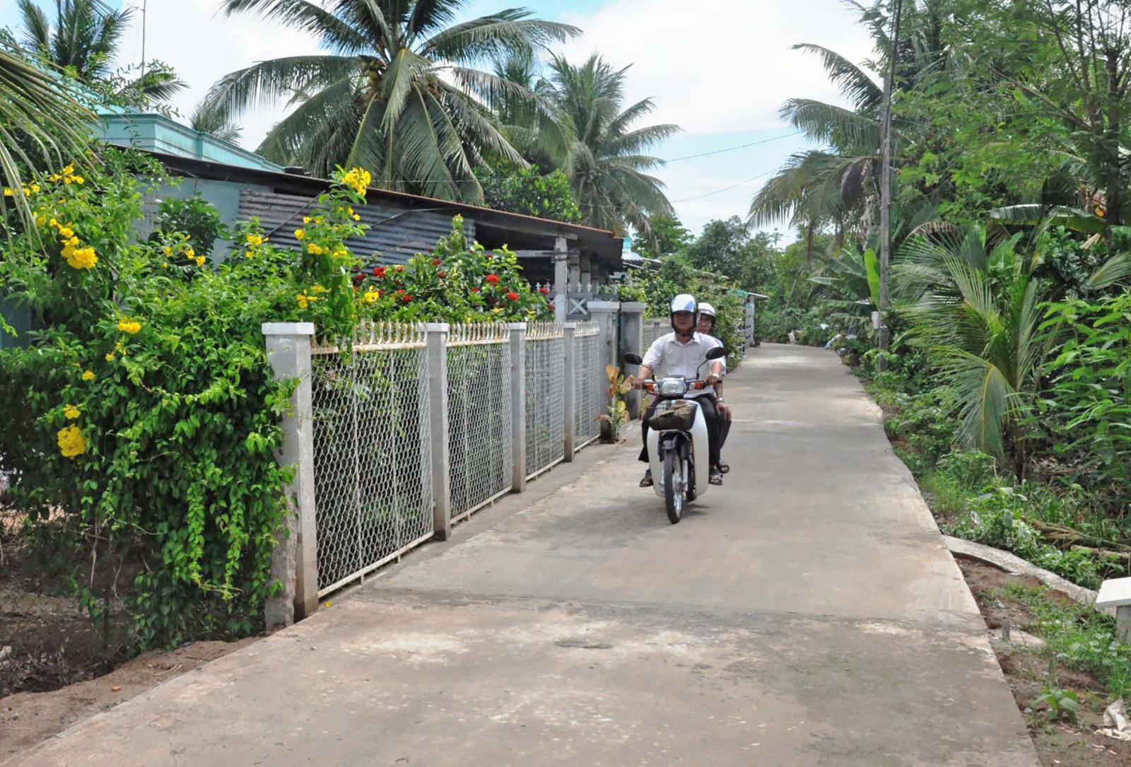 Nhiều tuyến đường ở phường Long Hưng đã được nâng cấp, tráng bê tông tạo thuận lợi và an toàn cho người dân lưu thông. Ảnh: ANH DŨNG
