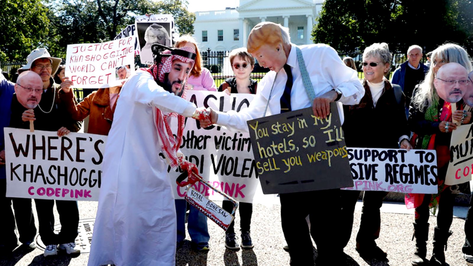 Quốc hội Mỹ “ngáng đường” ông Trump Người biểu tình phản đối Mỹ bán vũ khí cho Saudi Arabia bên ngoài Nhà Trắng. Ảnh: Getty Images