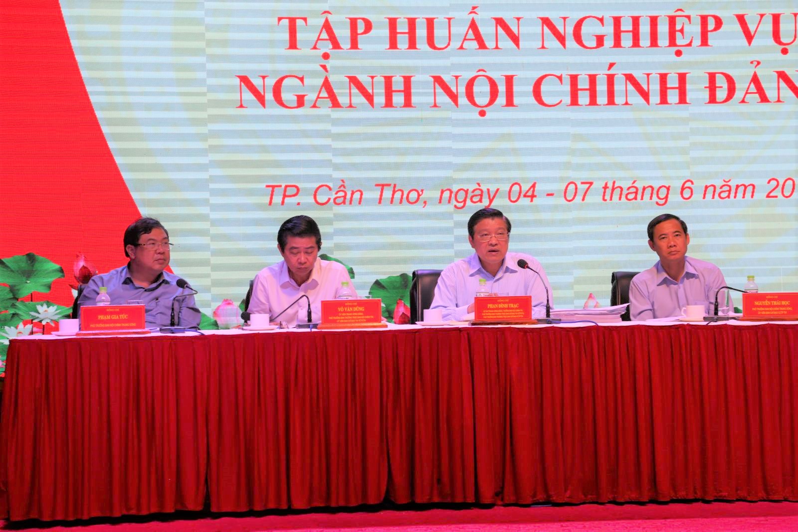 Các đồng chí lãnh đạo Ban Nội chính Trung ương chủ trì hội nghị. Ảnh: S.H