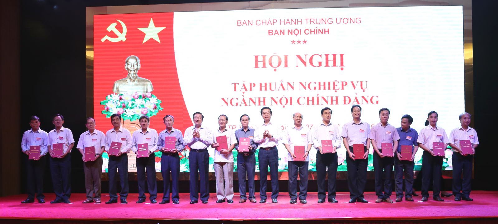 Lãnh đạo Ban Nội chính Trung ương trao giấy chứng nhận cho đại diện các Ban Nội chính tỉnh ủy, thành ủy. Ảnh: S.H